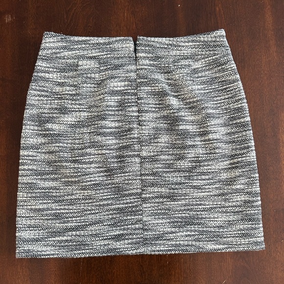 LOFT Black and White Classic Tweed Skirt with zipper pockets - Picture 3 of 7